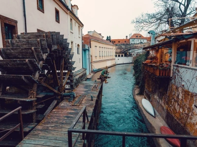 Tajemnicza wyspa Pragi niczym Wenecja. Kolorowe domy, kanał i piękne uliczki