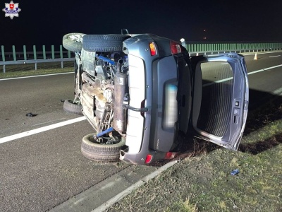 Auto wpadło w poślizg i przewróciło się na bok. Trzy osoby w szpitalu