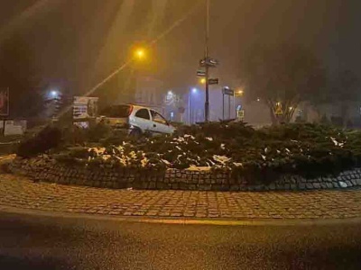 Zaparkował na rondzie, 19-latek pamięta tylko wystrzał poduszek powietrznych