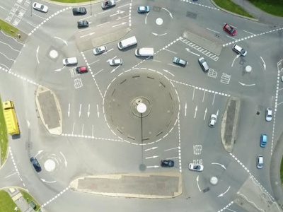 Kto pierwszy, ten drugi. Skomplikowali skrzyżowanie równorzędne