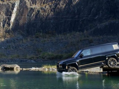 Chińczycy oszaleli. BYD Yangwang U8L dosłownie wskakuje do wody i pływa . Może tak przez 30 minut