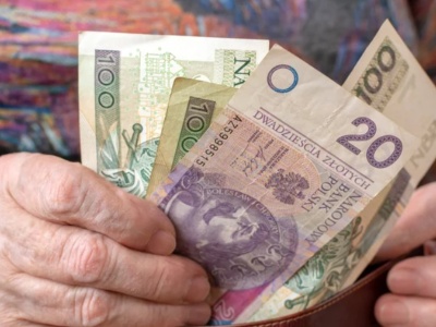 Terminy wypłat emerytur w grudniu. Kiedy spodziewać się przelewu?