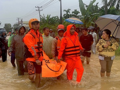 Indonezja: liczba ofiar śmiertelnych powodzi i osuwisk ziemi wzrosła do 442