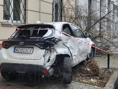 Pijany 21-letni kierowca wjechał Mercedesem w zaparkowane auto na Wilczej. Pojazd uderzył w drzewo i zawisł na pniu. Kierowca miał ponad 1,7 promila