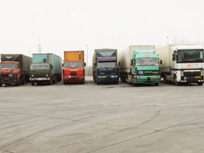 Ciężarówki na węgierskim parkingu w 1998 roku: Maz, Kamaz, Tatra, Liazy i Magnum
