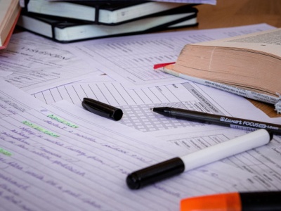 Nadchodzi rewolucja w ortografii. Zmienią się zapisy nazw mieszkańców, placów i mostów