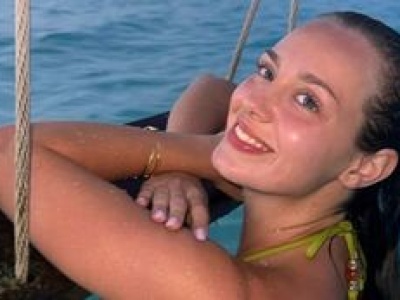 Naturalna Wiktoria Gąsiewska wyłania się z oceanu i pozując w bikini, kokietuje fanów (FOTO)