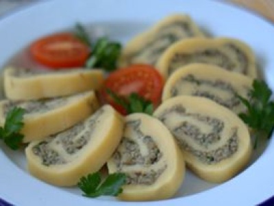 Rolada, która robi robotę na każdej imprezie. Serowy przysmak z pieczarkami