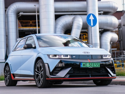 Sportowe samochody elektryczne wiodą prym. Jednak jest ratunek dla spalinówek