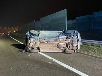 Auto przewróciło się na bok. Wszystko przez warunki na drodze