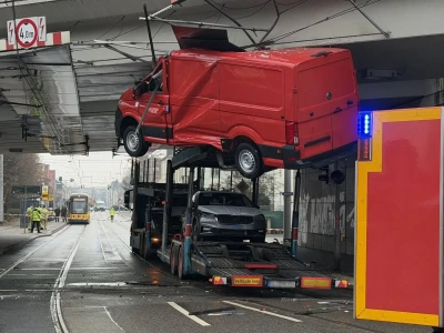 Crafter na górnym pokładzie vs 4-metrowy wiadukt – zdarzenie z autotransporterem