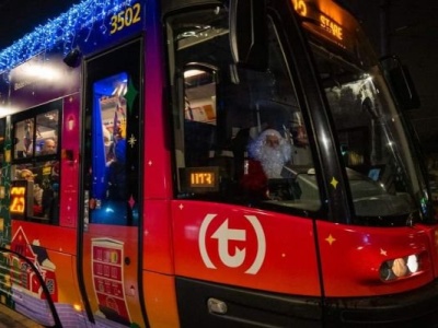 Na ulice Warszawy wyjeżdżają świąteczne tramwaj, autobus i metro