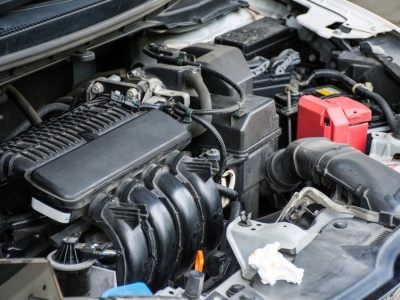 Ten objaw łatwo pomylić z awarią akumulatora. A może skończyć się lawetą