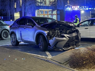 Nietypowy wypadek na Powiślu. Kierowca lexusa pomylił pedały i potrącił własną pasażerkę