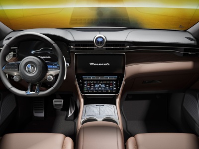 Oto nowy Maserati Grecale Lumina Blu - włoski design w księżycowym świetle