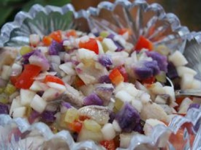 Sałatka śledziowa z ziemniakami. Klasyk w nowej wersji