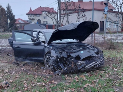 Audi uderzyło w ogrodzenie. Kierowca i pasażer uciekli pieszo