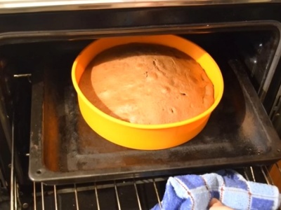 Zmień sposób ustawiania blachy. Piekarnik przestanie przypalać jedzenie