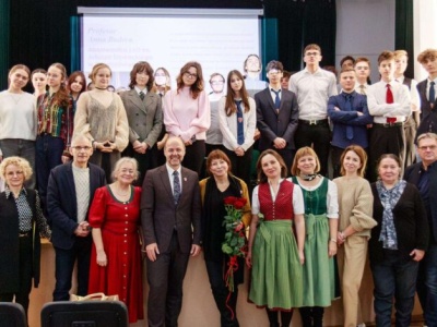 Prof. Anna Badora odwiedziła częstochowskie szkoły, których jest absolwentką