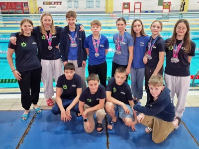 Medalowa eksplozja MKS STP Nowy Sącz w Dębicy! 21 krążków i wielkie nazwiska na trybunach Otylia Swim Cup 2025