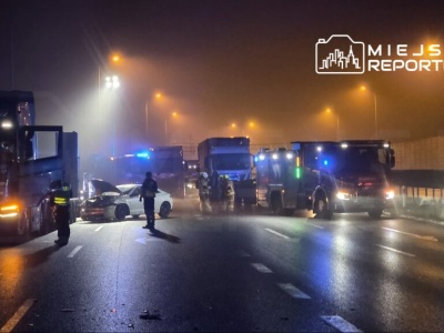 Karambol 9 pojazdów na trasie S2. Czworo dzieci pod opieką ratowników. Droga zablokowana