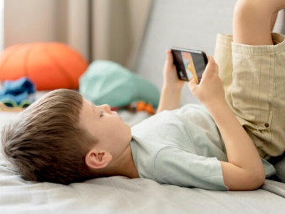 Badanie: zestresowani rodzice częściej udostępniają dziecku urządzenia ekranowe