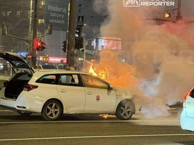 Toyota przewozu osób stanęła w ogniu na Woli