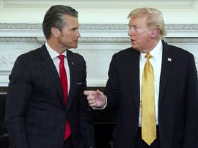 Uderzyli powtórnie, by dobić załogę? Trump: Ufam Hegsethowi