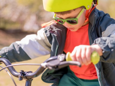 Prezydent podpisał nowelę nakazującą osobom do 16 lat jazdę w kaskach na rowerach i e-hulajnogach