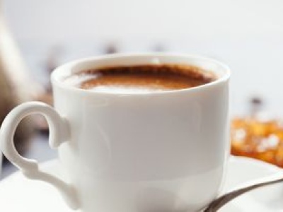Wiele osób sypie do kawy bez opamiętania. Rujnuje zdrowie bardziej niż biały cukier