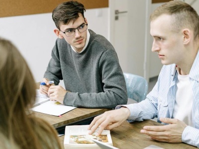 Liczba studentów w Polsce spada. Jakie kierunki wybierają?