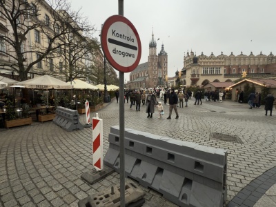 Kraków – betonowe zapory mają chronić przed zagrożeniami na jarmarku bożonarodzeniowym