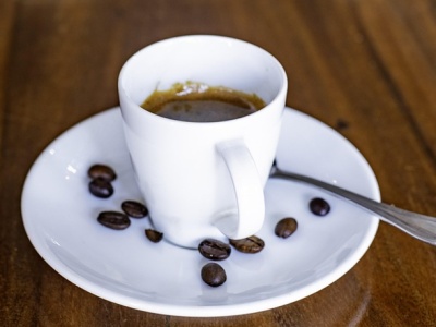 Palona soja w kawie. Oszuści znaleźli przepis na podróbkę popularnego napoju