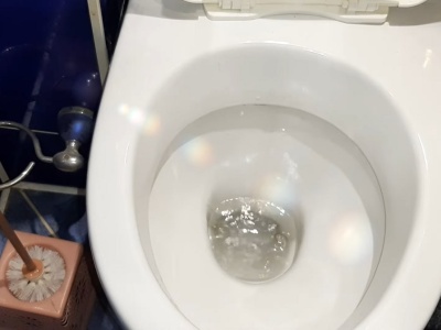 Wrzuć do WC i zalej wrzątkiem. Kamień znika od a do zet