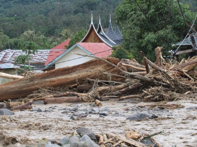 Indonezję pustoszą powodzie i osuwiska. 
