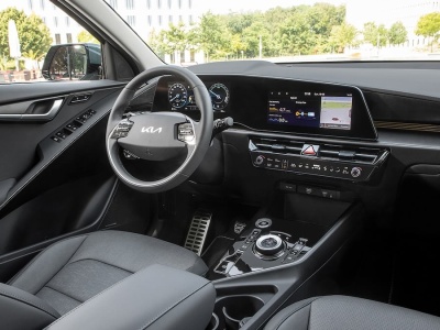 Ma większy bagażnik niż Toyota C-HR i też jest hybrydą. Kierowcy wybierają go, bo ma „normalną” skrzynię biegów