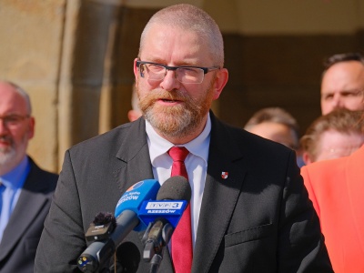 Grzegorz Braun odwiedzi Rzeszów. Jego poparcie rośnie, ale nie brakuje kontrowersji