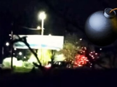 Bum! Nocne rendez-vous pod billboardem gwałtownie przerwane (WIDEO)