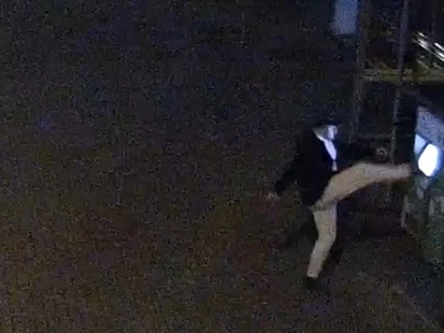 Atak na biletomat w Olsztynie! Policja publikuje nagranie i szuka sprawcy