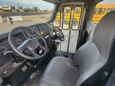 Ciężarówka z dwiema kierownicami oraz z możliwością prowadzenia na stojąco