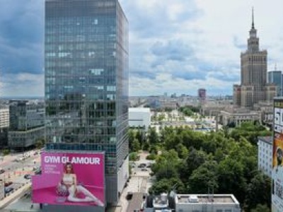 Młodzież tańczy pogo. Warszawiaków  przestraszyło imprezowanie w parku