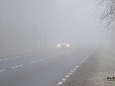 Gęste mgły nad Podbeskidziem. IMGW ostrzega kierowców