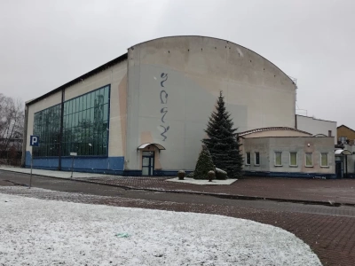 Ściany i dach do wzmocnienia. Hala MCKiS na Osiedlu Stałym pozostaje zamknięta