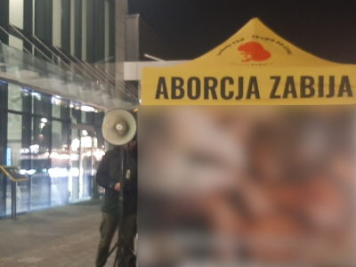 „Na glebę!” – uczestnik zgromadzenia powalony i spryskany gazem