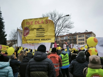Tłum przed siedzibą GDDKiA. Mieszkańcy mówią „nie” planom budowy S7