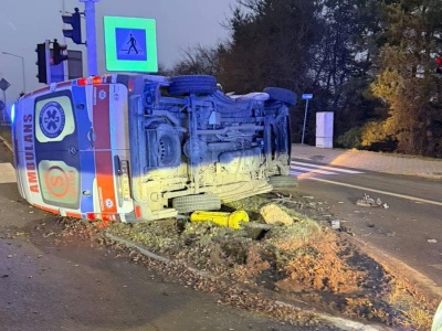 Samochód osobowy wjechał w karetkę na sygnale. Cztery osoby w szpitalu