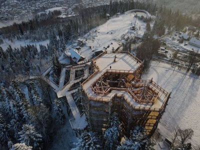 Nowa wieża widokowa w górach. Ogromny taras na szczycie, balkony jak dłonie