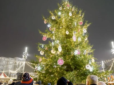 Choinka na katowickim rynku została rozświetlona