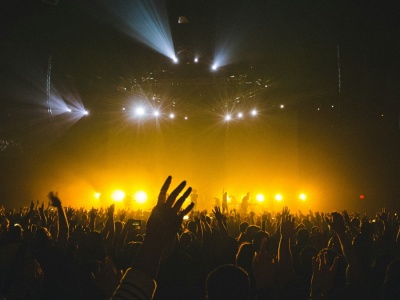 Topowe piosenki w Polsce to wytwory AI. Twoje uszy Cię oszukują