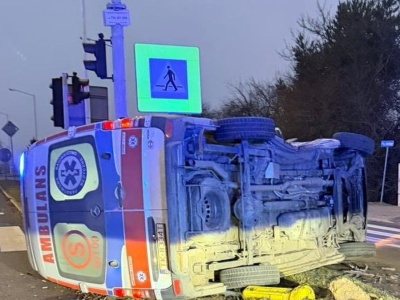 Wypadek karetki i auta osobowego. Cztery osoby w szpitalu